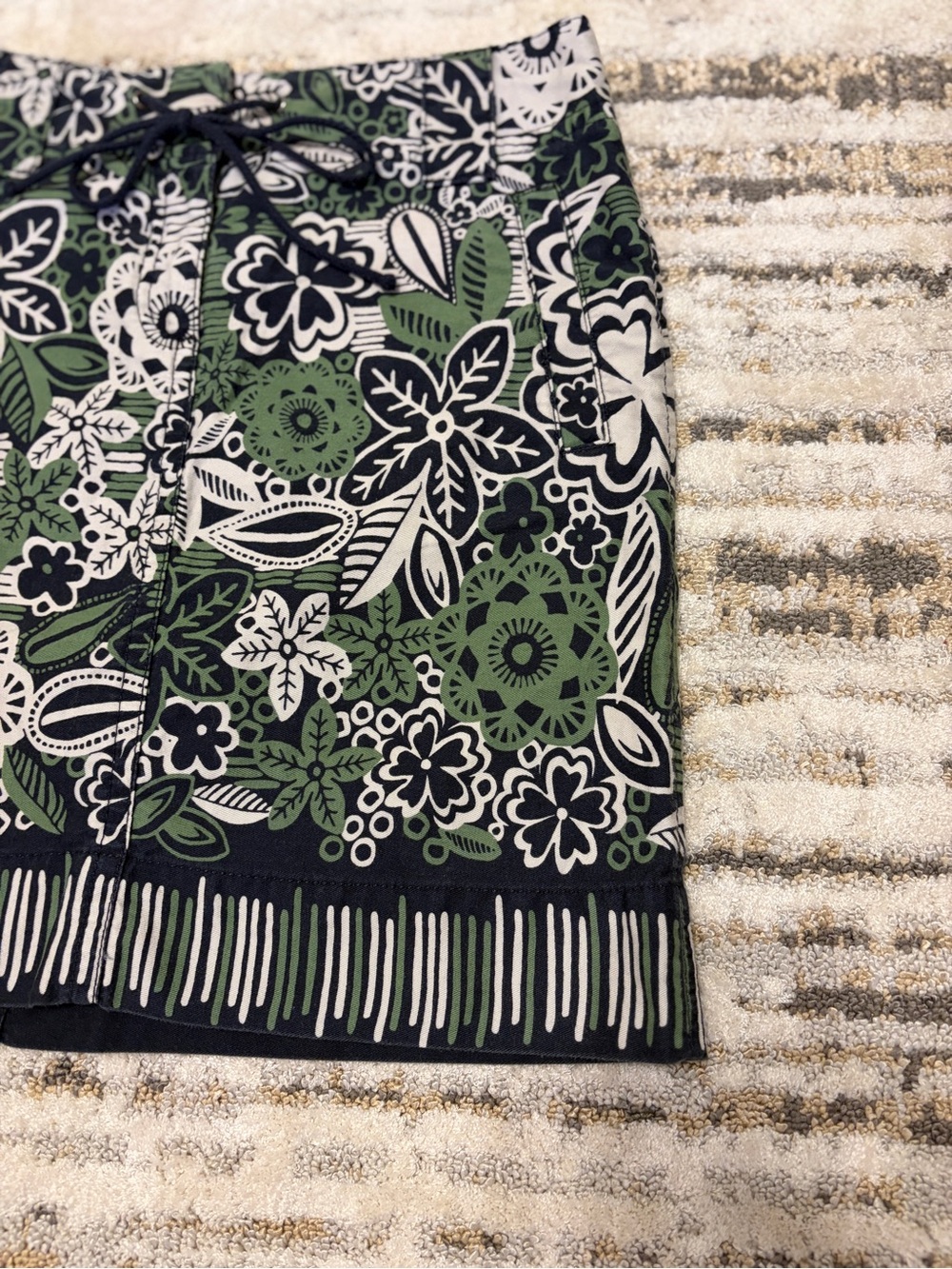 ann taylor LOFT | Green, Navy & White Floral Mini Skirt size 6 - Picture 3 of 7